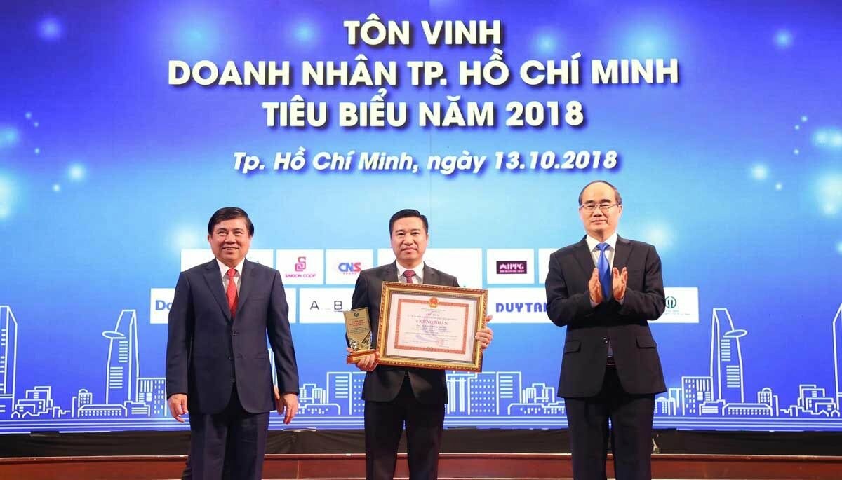 Tập đoàn Hưng Thịnh và doanh nhân Nguyễn Đình Trung trong chương trình Lễ kỷ niệm ngày Doanh nhân Việt Nam.